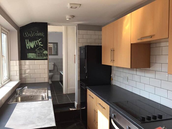 3 Bedroom Terraced House To Rent In Thesiger Street - Bed, LN5