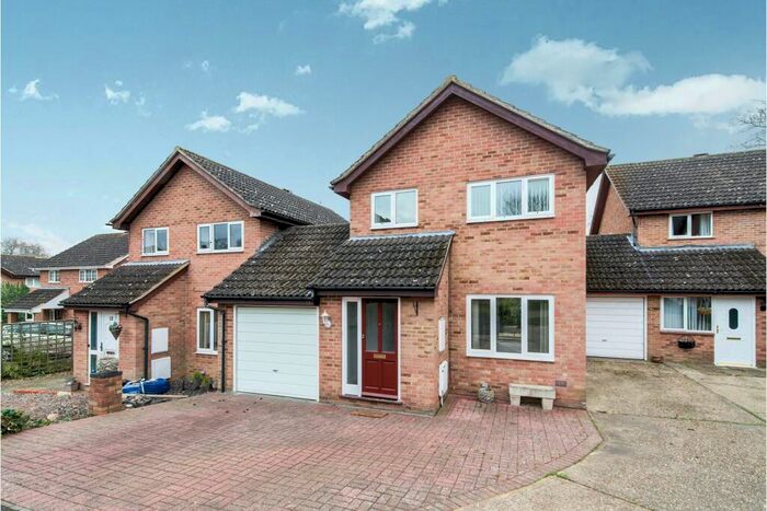 3 Bedroom House To Rent In Tadley, RG26