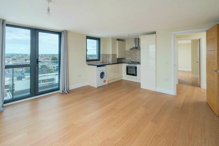 3 Bedroom Flat To Rent In Charter House, High Road, Ilford, IG1