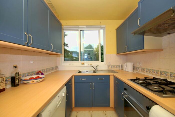 2 Bedroom Flat To Rent In Warwick Drive, Putney, London, SW15