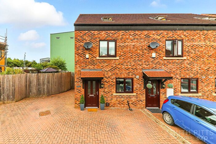 3 Bedroom Town House For Sale In Waterpark View, Kinsley, WF9