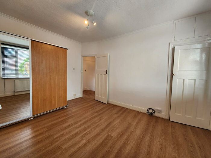 1 Bedroom Flat To Rent In Chatsworth Crescent, Hounslow, TW3