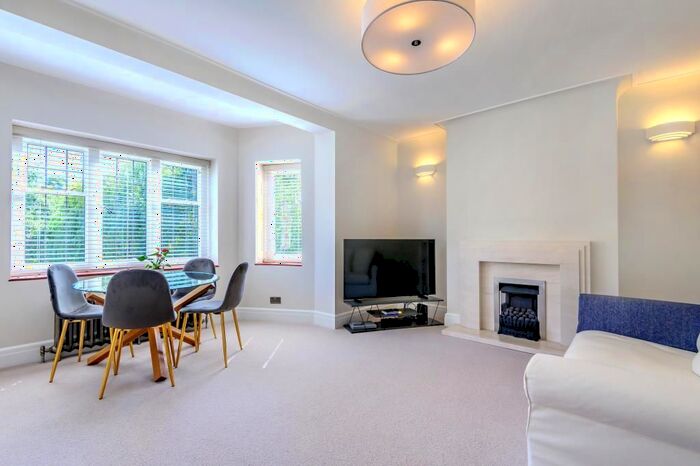 3 Bedroom Flat To Rent In Little Green, Richmond, TW9