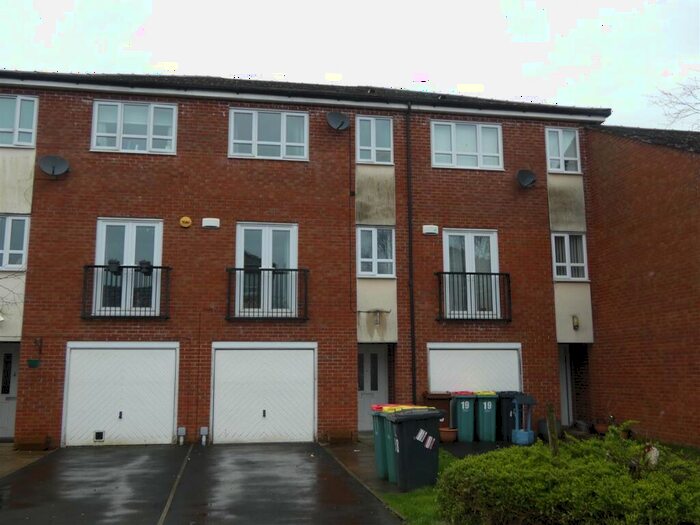 4 Bedroom Town House To Rent In Maple Leaf Close, Ingol, PR2