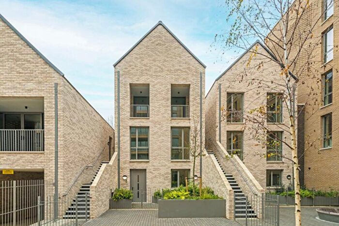3 Bedroom Flat For Sale In Coombe Road, New Malden, KT3