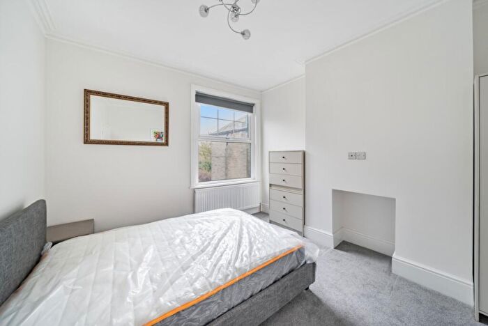 2 Bedroom Apartment To Rent In Rosemont Avenue London, N12