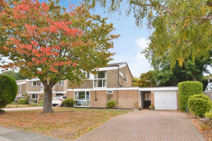 3 Bedroom Link Detached House For Sale In Wellesley Drive, Crowthorne, RG45