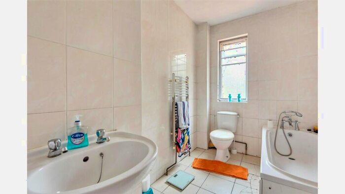 5 Bedroom Detached House For Sale In Park Avenue, Camberley, Surrey, GU15