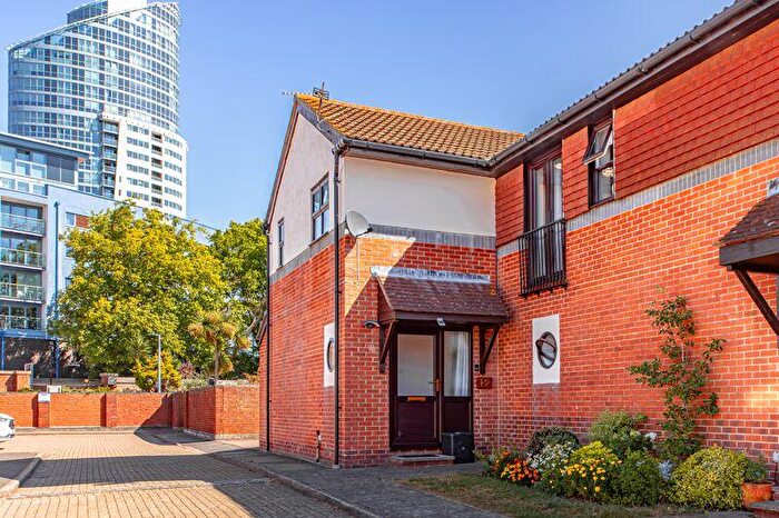 2 Bedroom Flat For Sale In Beehive Walk, Old Portsmouth, PO1