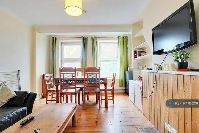 3 Bedroom Flat To Rent In Halkett House, London, E2