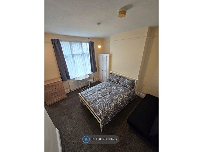 Studio To Rent In Green Lanes, London, N13