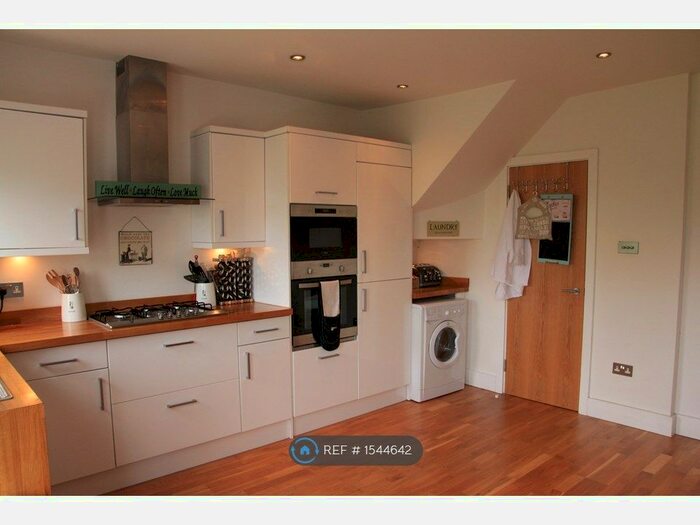 2 Bedroom Flat To Rent In Top Floor, Brighton, BN2