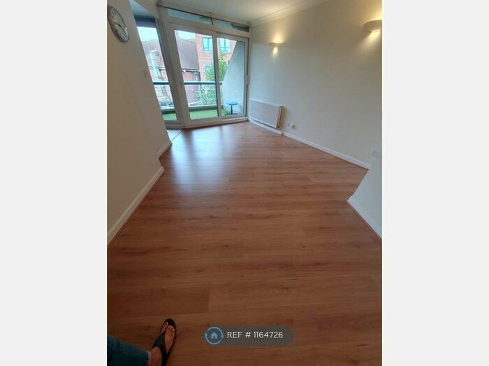 2 Bedroom Flat To Rent In Astoria Court, Purley, CR8