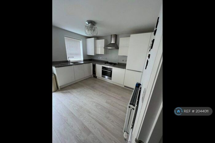 3 Bedroom Semi-Detached House To Rent In Gilhespy Way, Westbury, BA13