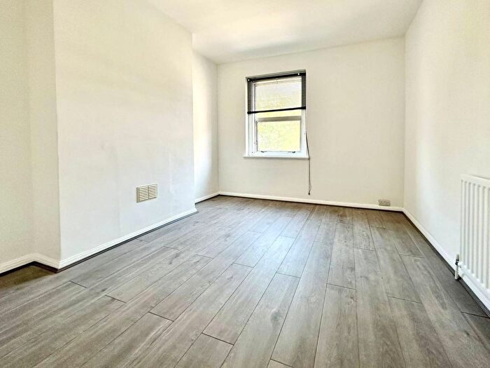 1 Bedroom Flat To Rent In Cavell Street, Whitechapel, London, E1