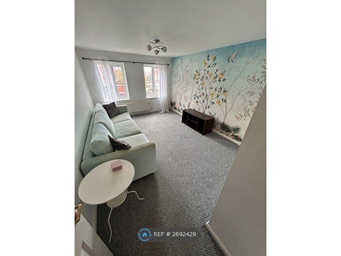 2 Bedroom Flat To Rent In Hedgers Close, Bedminster, Bristol, BS3