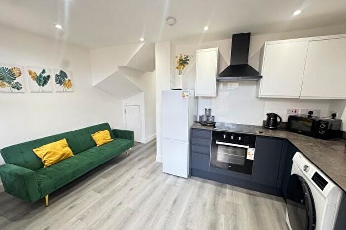 2 Bedroom Maisonette To Rent In Corporation Road Cardiff, CF11