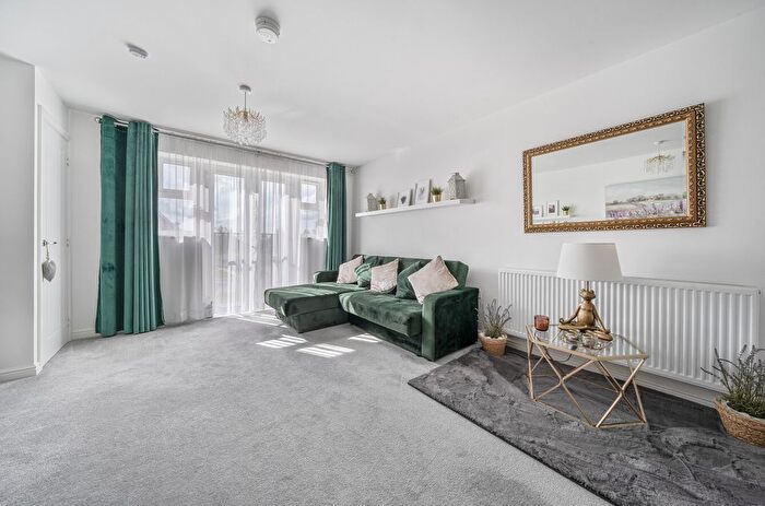 2 Bedroom Flat For Sale In Hawthorn Avenue, Andover, SP11