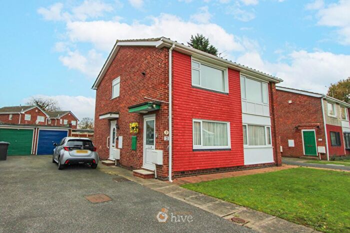 2 Bedroom Flat For Sale In Lindsey Close, Bessacarr, Doncaster, DN4
