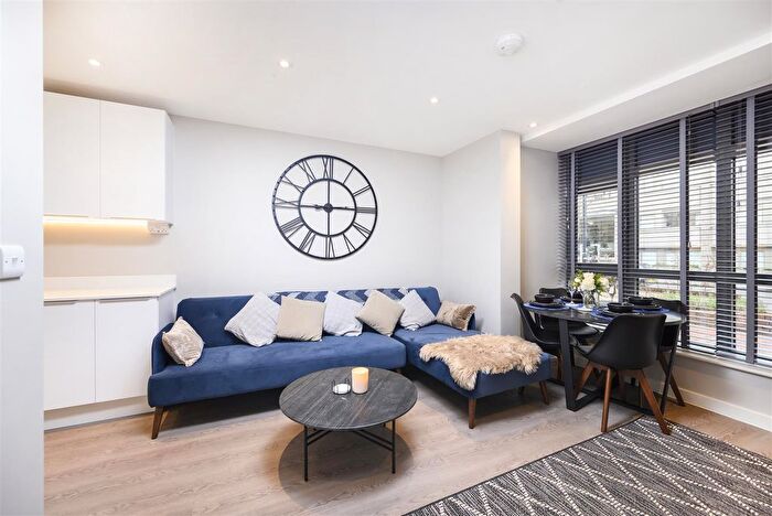 1 Bedroom Flat To Rent In Apartment, Whitelocke House, - Lampton Road, TW3