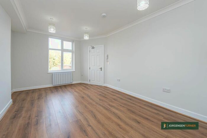 3 Bedroom Flat To Rent In Uxbridge Road, Second Floor Flat, Shepherds Bush, London W12