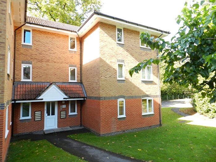 2 Bedroom Flat To Rent In Masefield Gardens, Crowthorne, Berkshire, RG45