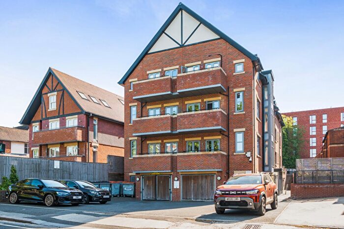 2 Bedroom Flat For Sale In Holden Road, London, N12