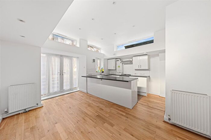 2 Bedroom Flat To Rent In Coningham Road, London, W12