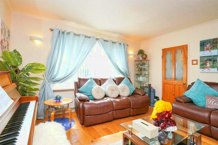 3 Bedroom End Of Terrace House For Sale In Brocklesby Drive, Allerton, Bradford, BD15