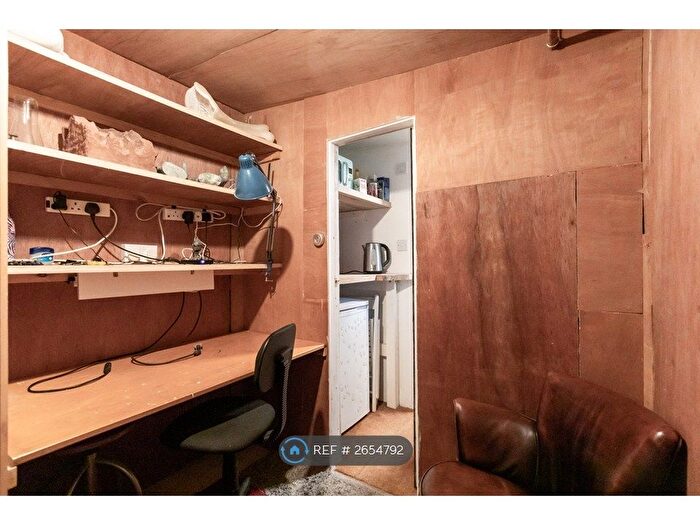 2 Bedroom Flat To Rent In Deronda Road, London, SE24