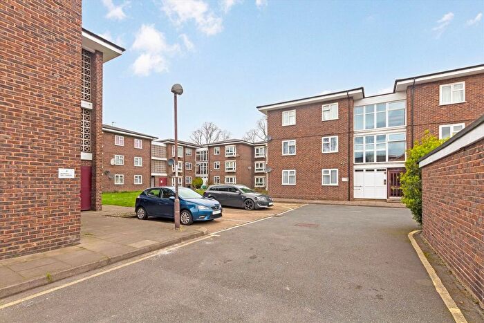 3 Bedroom Flat To Rent In Mill Place, Kingston Upon Thames, KT1