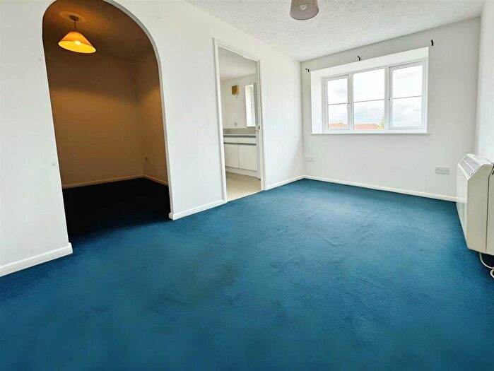 Flat To Rent In Lewes Close, Grays, RM17