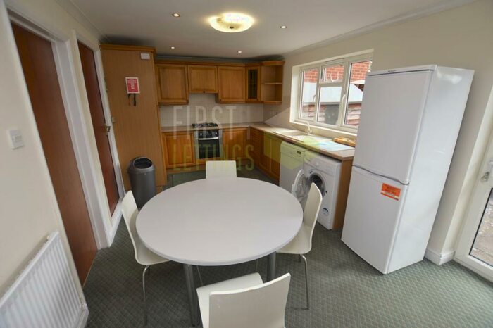 4 Bedroom Semi-Detached House To Rent In Gainsborough Road, Leicester, LE2