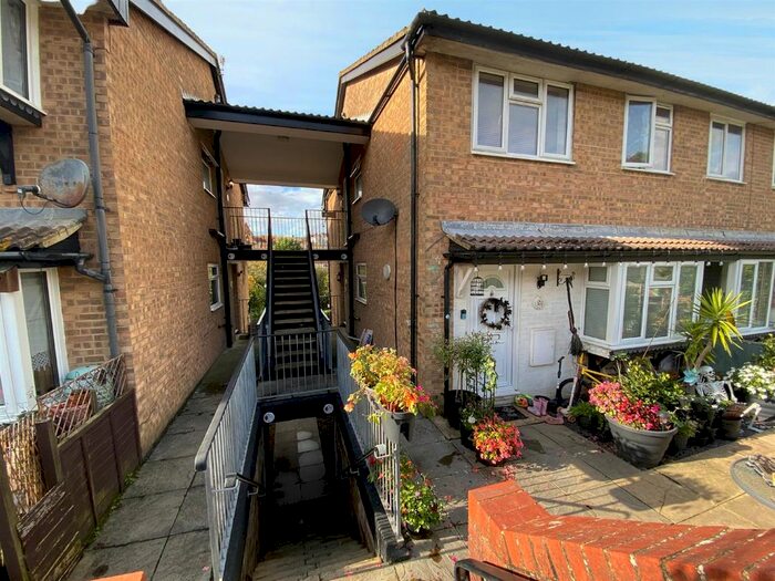 2 Bedroom Flat To Rent In Pinders Road, Hastings, TN35