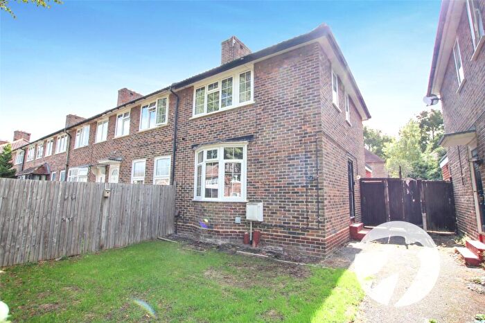 3 Bedroom End Of Terrace House For Sale In Hassop Walk, London, SE9