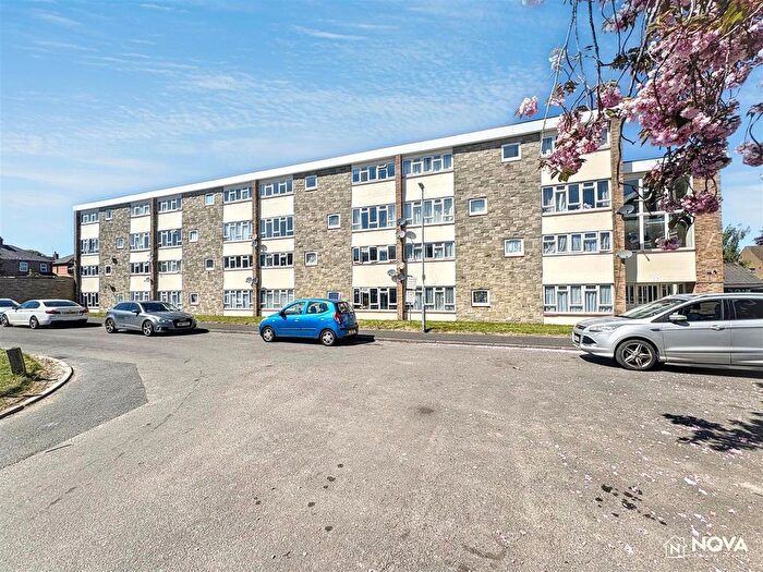 2 Bedroom Flat For Sale In Sandland Close, Dunstable, LU6