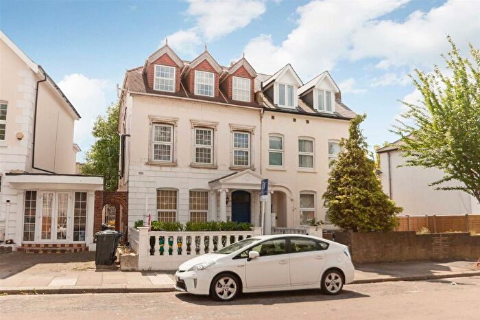 3 Bedroom Flat To Rent In York Road, Acton, W3