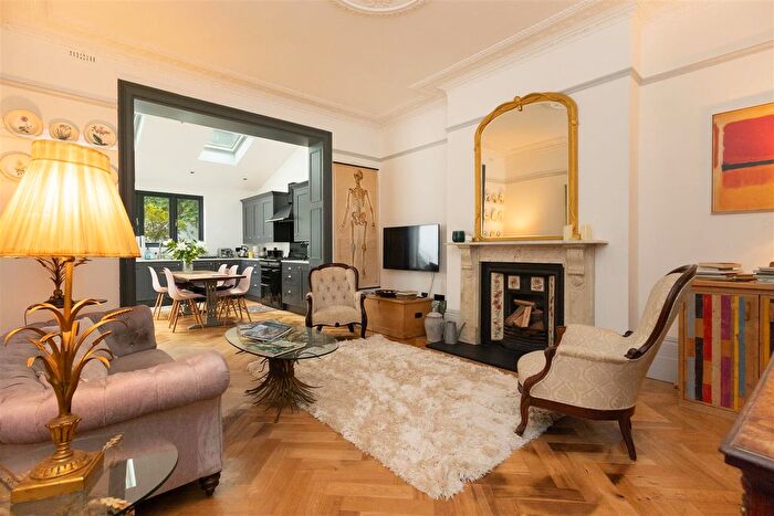 2 Bedroom Flat For Sale In St Helens Park Road, Hastings, TN34