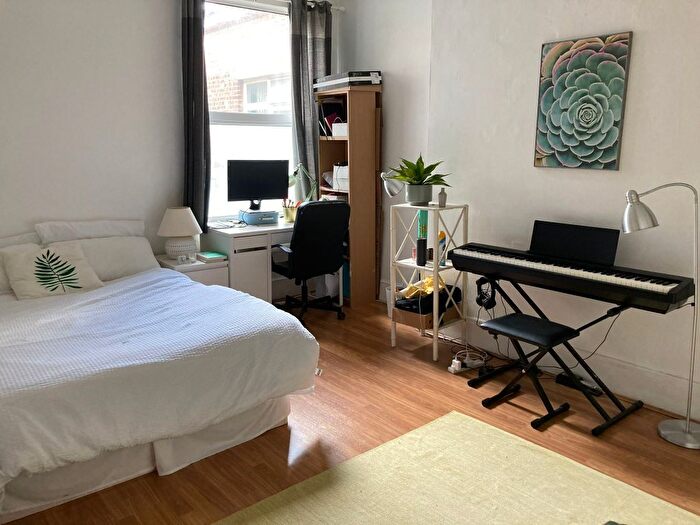 3 Bedroom Flat To Rent In Widdenham Road, London, N7