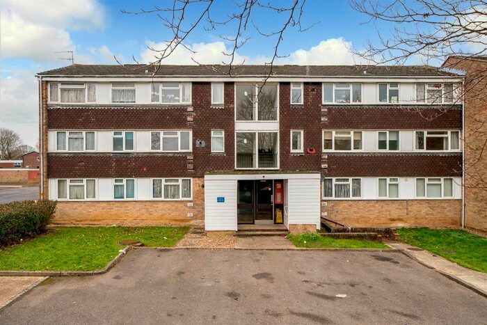 3 Bedroom Flat To Rent In Stevenage Rise, Hemel Hempstead, HP2
