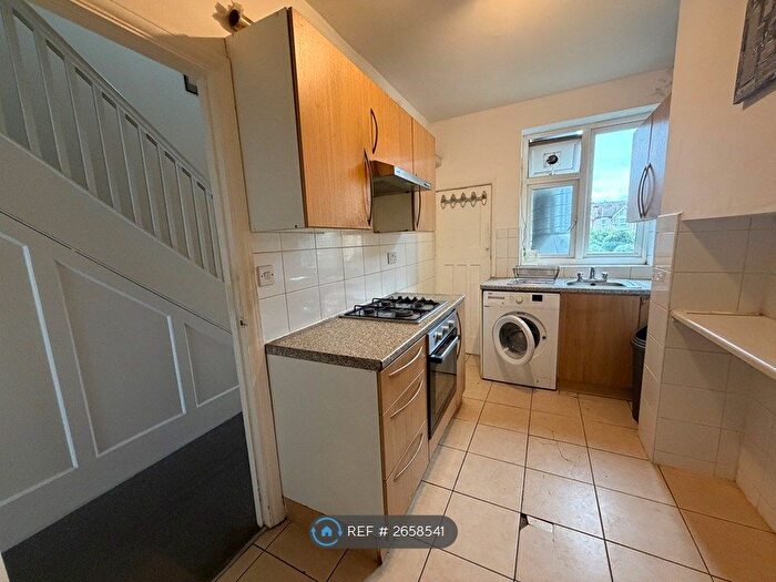 3 Bedroom Flat To Rent In Hermon Hill, London, E18