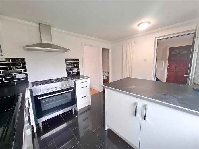2 Bedroom Flat To Rent In Wood Lane End, Hemel Hempstead Industrial Estate, Hemel Hempstead, HP2