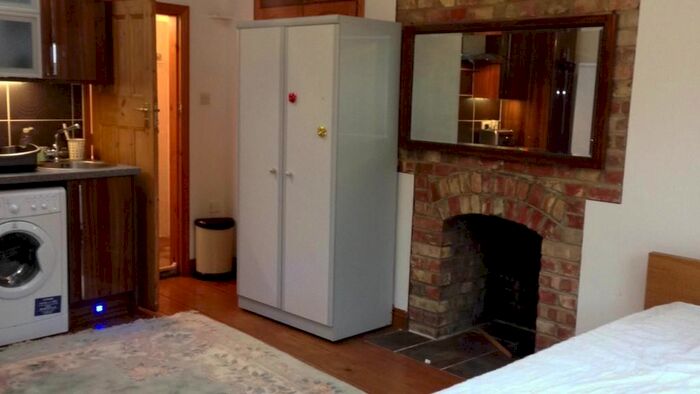 Studio To Rent In Tolworth Rise North, Tolworth, Surbiton KT5