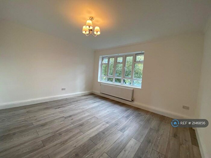 3 Bedroom Flat To Rent In Broadway House, London, E8