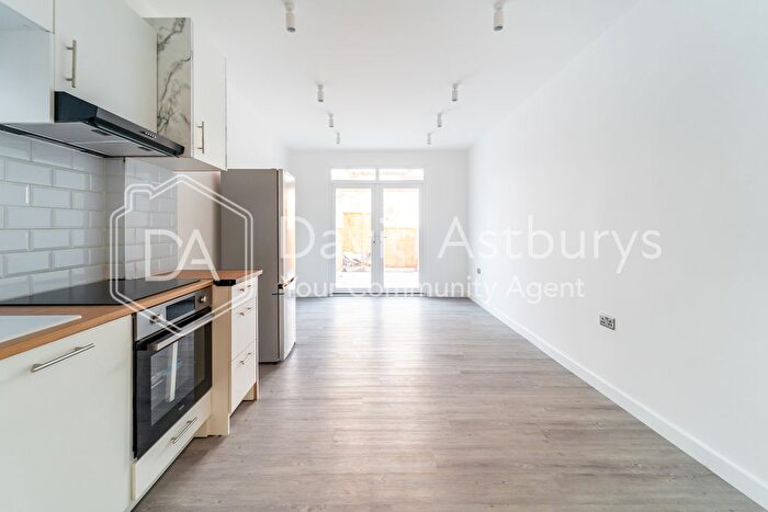 2 Bedroom Flat To Rent In Park Avenue, Palmers Green, London, N13