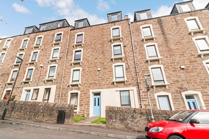 3 Bedroom Flat To Rent In Shepherds Loan, West End, Dundee, DD2