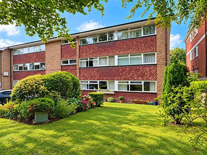 2 Bedroom Flat For Sale In Christchurch Park, Sutton, SM2