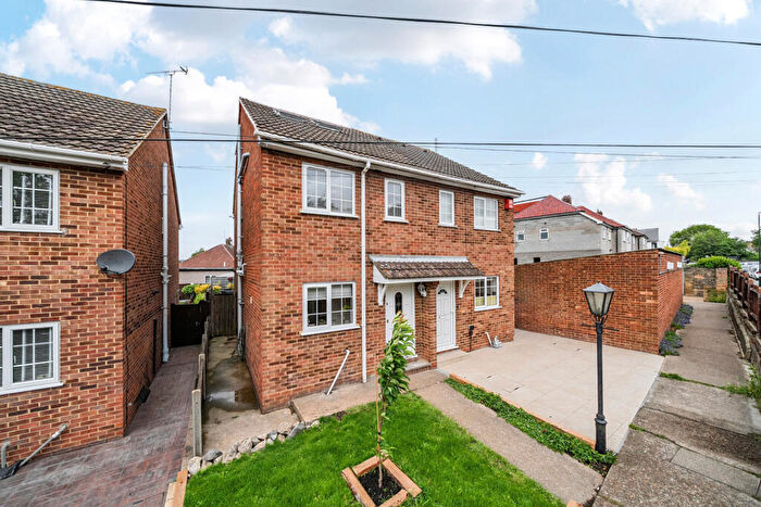 3 Bedroom Semi Detached House For Sale In Alers Road, Bexleyheath, DA6