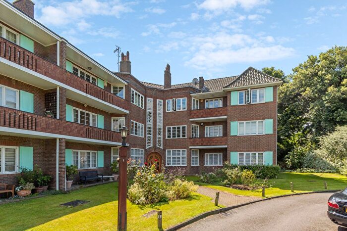 3 Bedroom Flat To Rent In Roehampton Close, Roehampton, SW15