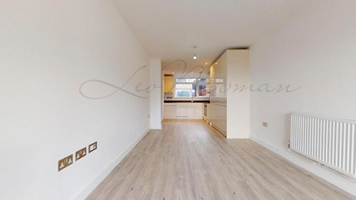 2 Bedroom Flat To Rent In Caroline Street, Limehouse, London, E1